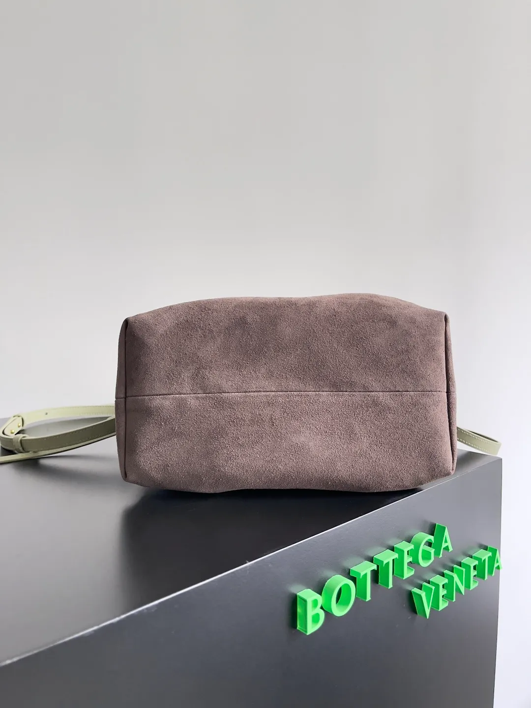 Batch 1660 BOTTEGA VENETA 2025 new product pinacoteca has super soft leather, and the weaving function, practicality and relaxed fashion sense have not fallen behind❤️‍🔥Amway has given sisters a must-have bag when going out. The size of the bag also accurately meets the commuting needs of urban beauties. It can accommodate mobile phones, keys, lipstick, powder, sunscreen, shopping bags...all of it! ! ! 🔥The capacity should not be underestimated~ It does not choose people, clothes, or occasions. With its majestic curved outline, exquisite woven texture, delicate edges and rounded handles, this woven vegetable basket bag truly achieves the goal of "dressing up and being fashionable without getting in the way"~ Are you interested in Jimei? Style number: 819004 Size: 24*15*12cm